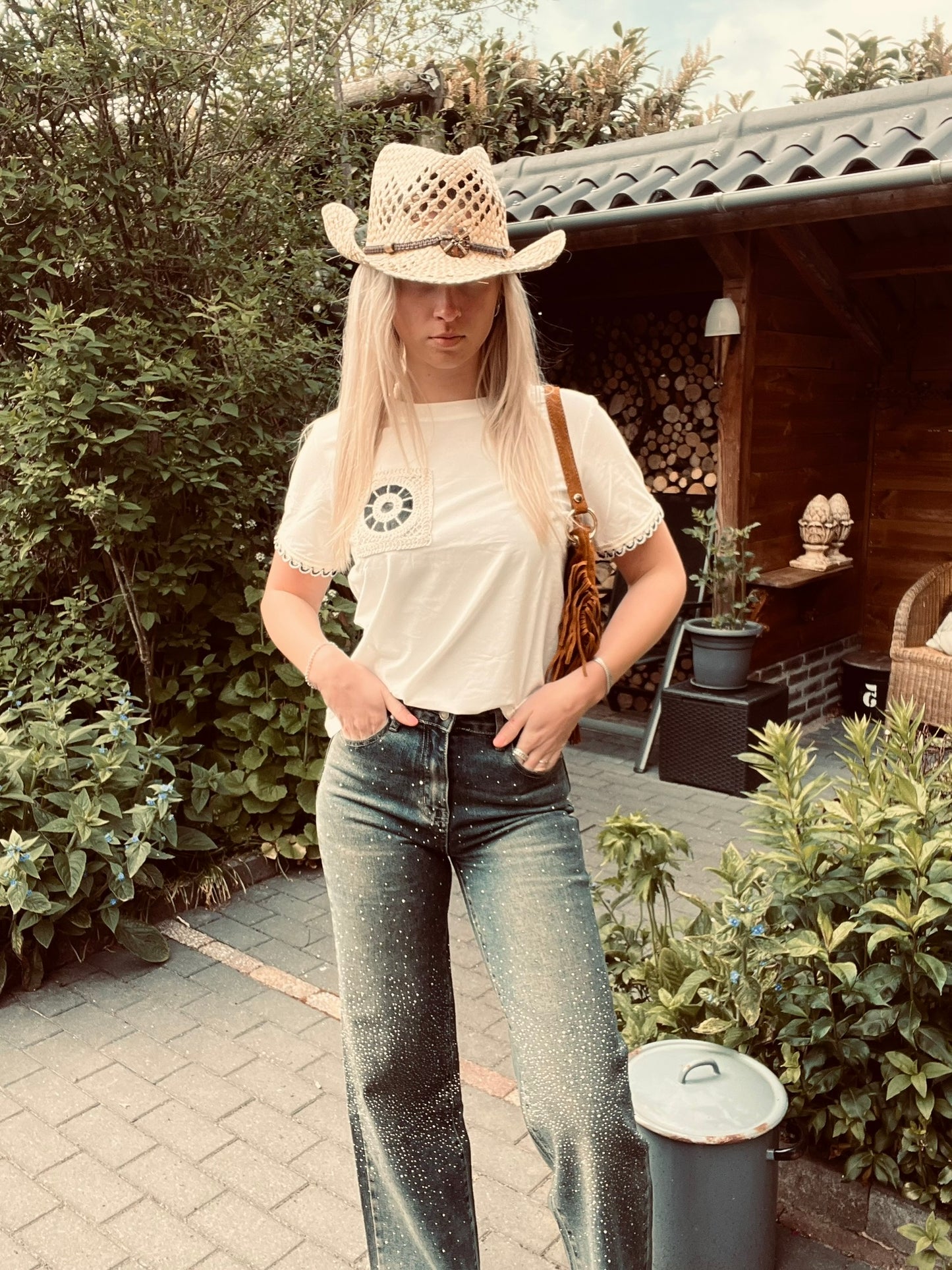 Wit t-shirt met crochet zakje en mouwen