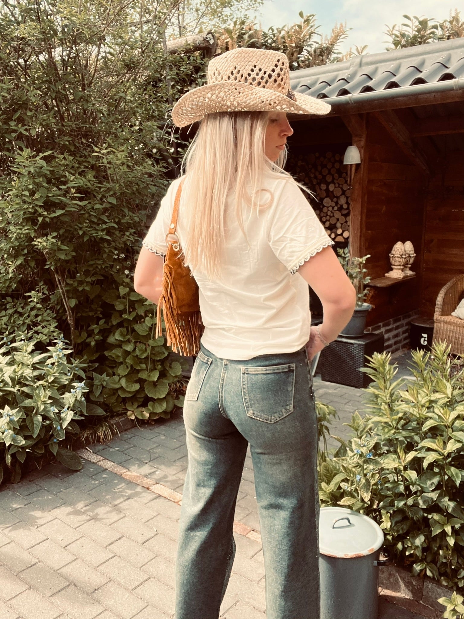 Wit t-shirt met crochet zakje en mouwen