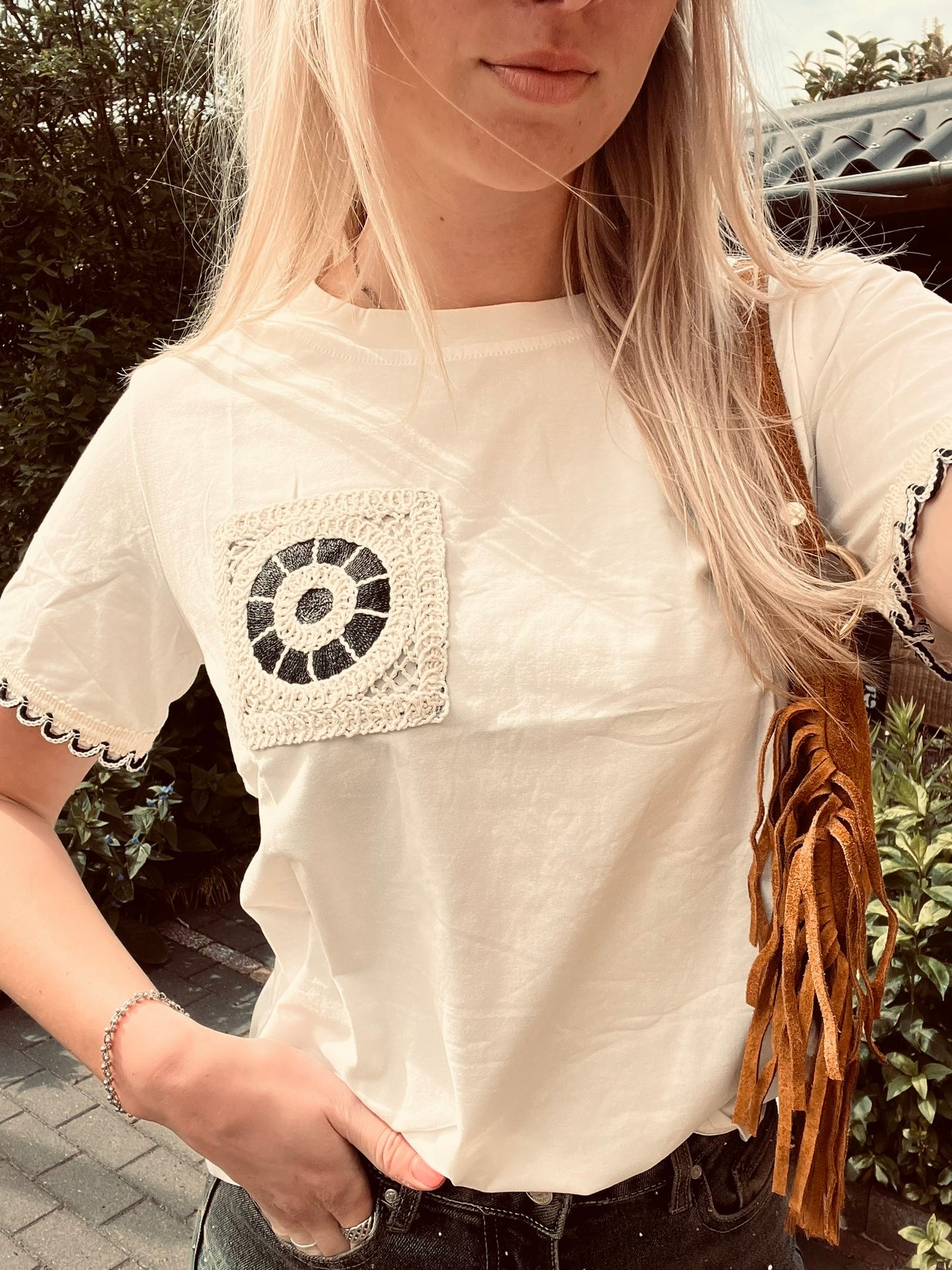 Wit t-shirt met crochet zakje en mouwen